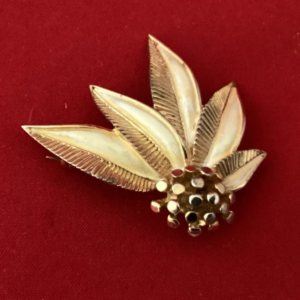 Gold tone and white enamel leaves and flower - Picture 2 of 4